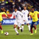 Jefferson Orejuela (18) disputa la pelota con el delantero de Honduras, Anthony Lozano (9).