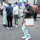 Todos los días, el colombiano llega al hospital Pablo Arturo Suárez para vender sus empanadas con café.