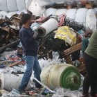 Los trabajadores realizaron labores de extinción pero no pudieron controlarlo. Llegaron los bomberos para terminar la tarea.