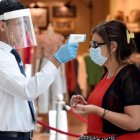 Las medidas de seguridad rigen en los locales comerciales del país.