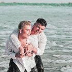 Mauricio Herrera y su esposo Bartolomé, que es diseñador de moda.