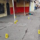 La víctima quedó tendida sobre un parterre, con su rostro hacia el piso. Los peritos de Criminalística identificaron siete indicios.