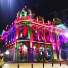 Además del Palacio Municipal, otro edificio como The Point, en Puerto Santa Ana de Guayaquil, también se iluminó con dichos colores.