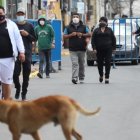 Los ciudadanos toman precauciones al momento de salir a hacer sus compras.