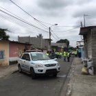 Policías llegaron al sitio para realizar el levantamiento de los cadáveres.