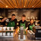 El mesero utilizará el dinero para financiar sus estudios en danza.