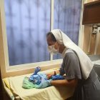 Momento en que la hermana Carmela coge entre sus manos al bebé dejado hace unos minutos.