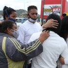 La madre de las niñas asesinadas recibe el consuelo de sus familiares.
GERARDO MENOSCAL
Agencia (ag-expreso)