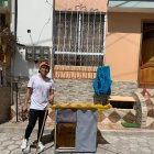 En el exterior de su casa está el ‘taller’ en el cual arma las viviendas caninas.