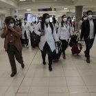 Médicos y enfermeros arribaron al Aeropuerto Mariscal Sucre la mañana de ayer y se quedarán por dos semanas.