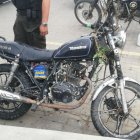 En esta motocicleta viajaban los supuestos malhechores.