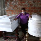 La abuela de las menores asesinadas no puede contener el dolor ante su partida.