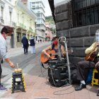 En la esquina de las calles Venezuela y Sucre, Patricio y Yolanda delitan al público con todos sus instrumentos.