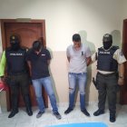 Dos de los detenidos en el operativo policial. En total atraparon a cinco personas, relacionadas al delito.