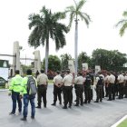 Más de 40 uniformados de diferentes unidades de la Policía resguardaron el velorio y sepelio de Geovanny Francisco Mantilla Ceballos.
GERARDO MENOSCAL
Agencia (ag-expreso)