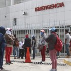 Los familiares esperan afuera del hospital con la esperanza de que sus parientes estén mejor de salud.