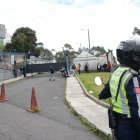 Compañeros del fallecido esperaban afuera de la morgue por el informe de autopsia.