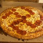 Una imagen de la pizza con la cruz esvástica hecha con rodajas de pepperoni.