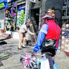 Rocío Cuacer limpia la entrada de su local.