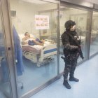 Agentes del 
Grupo de Intervención y Rescate custodian la Unidad de Cuidados Intensivos.