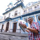 Los fieles que compraron el diario ayer miraban atentos la publicación, en honor a la devoción a Jesús.