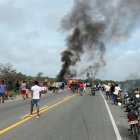 Habitantes de la región estaban aglomerados alrededor del camión cisterna, al parecer para recoger combustible del vehículo accidentado.