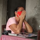 Ana Tola no pudo contener las lágrimas al hablar de los momentos amargos que vive al no encontrar el cuerpo de su esposo.