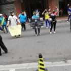 Entrenadores de varias escuelas de fútbol caminaron por las calles de Guayaquil.