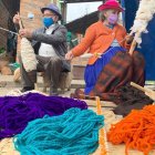 El hilado de lana de borrego es uno de los atractivos turísticos que empezó a reactivarse en Cuenca, una vez que cambió el semáforo a amarillo.