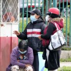 Las familias esperan por varias horas afuera de los hospitales para recibir atención. La mayoría va con síntomas respiratorios.