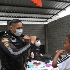 Con mucha atención, Joel replica cada una de las palabras que su ‘profe’ le enseña.