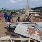 Las familias asentadas de manera ilegal fueron obligadas a salir de la zona.