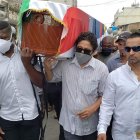 Augusto Poroso, Kléber Fajardo, Iván Hurtado y Vidal Pachito cargando el cuerpo de su amigo Dannes Coronel.