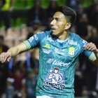 Ángel Mena, es figura y goleador de León de México.