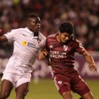 Cristian Martínez de Liga de Quito disputa el balón con Anguileri de River Plate por Copa Libertadores 2020.