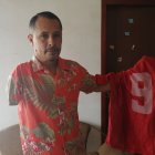 Tony Torres, exfutbolista que llegó a primera división pese a no tener su brazo derecho, muestra la camiseta del Deportivo Quevedo.