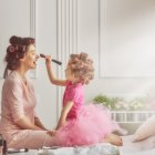 La mamá ecuatoriana dedica su vida a cuidar a sus hijos y educarlos de la manera más especial.