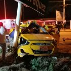 En este taxi viajaban cinco personas que resultaron con lesiones graves.