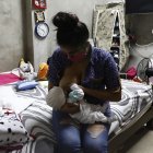 María de 19 años comparte su leche materna con un bebé de 15 días de nacido, abandonado por sus padres consumidores de H.