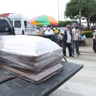Familiares aguardaban en los exteriores de Criminalística la salida de los cuerpos de sus seres queridos. Las cajas estaban embaladas. 
GERARDO MENOSCAL
Agencia (ag-expreso)