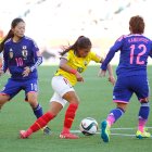 La tricolor Kerlly Real (19) defiende el esférico de las japonesas, en el Mundial de Canadá 2015.