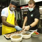 Randy nunca ha trabajado en restaurantes y no sabe cocinar. Su jefe, Alejandro, le enseña de a poco ciertas preparaciones. Hoy trabaja en ‘La Parrilla del Ñato