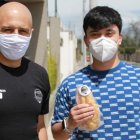 El exjugador Wellington Sánchez se encarga personalmente de entregar los sánduches que piden sus clientes.