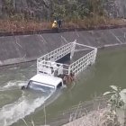 El camión cayó al agua a las 03:00 y fue sacado seis horas después.