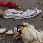 Los objetos, esparcidos en el suelo, a pocos metros de la puerta 2 del Cementerio General.