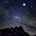 Referencial. Entre lo que queda de julio y todo agosto se podrá ver la lluvia de meteoros que iluminarán el cielo.