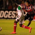 El jugador de Liga de Loja, de Ecuador, Koob Hurtado (i) disputa un balón con Jadson (d) de Sao Paulo de Brasil, durante un partido por la Copa Sudamericana en Loja (Ecuador).