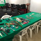 Todos estos objetos decomisaron los agentes durante la revisión que hicieron.