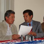 Eduadro Granizo (d), expresidente de Olmedo, fue suspendido en 2009 por dos años en la FEF, tras supuestamente haber injuriado a Luis Chiriboga, expresidente de la Ecuafútbol.