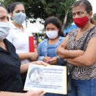 Laura Haga muestra la placa que hizo para su amado, Luis Fernando Yépez Peralta.  
GERARDO MENOSCAL
Agencia (ag-expreso)